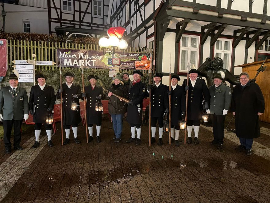 Rufhorn der Nachtwächter aus Hamburg zurück in Korbach: Feierliche Übergabe am Nachtwächterdenkmal